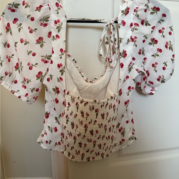 Floral cherry Sleeve Top - Picture 3 of 5